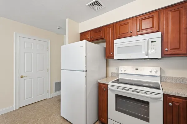 $289,000 | 27 Greenleaves Drive, Unit 726, Amherst, MA 01002