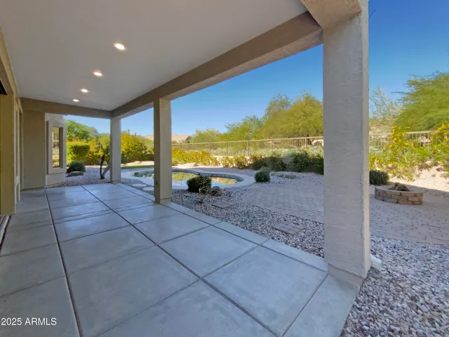 an empty room with floor to ceiling windows and floor to ceiling window