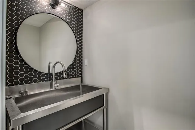 $850,000 | 15021 Broadmoor Street, Overland Park, KS 66223