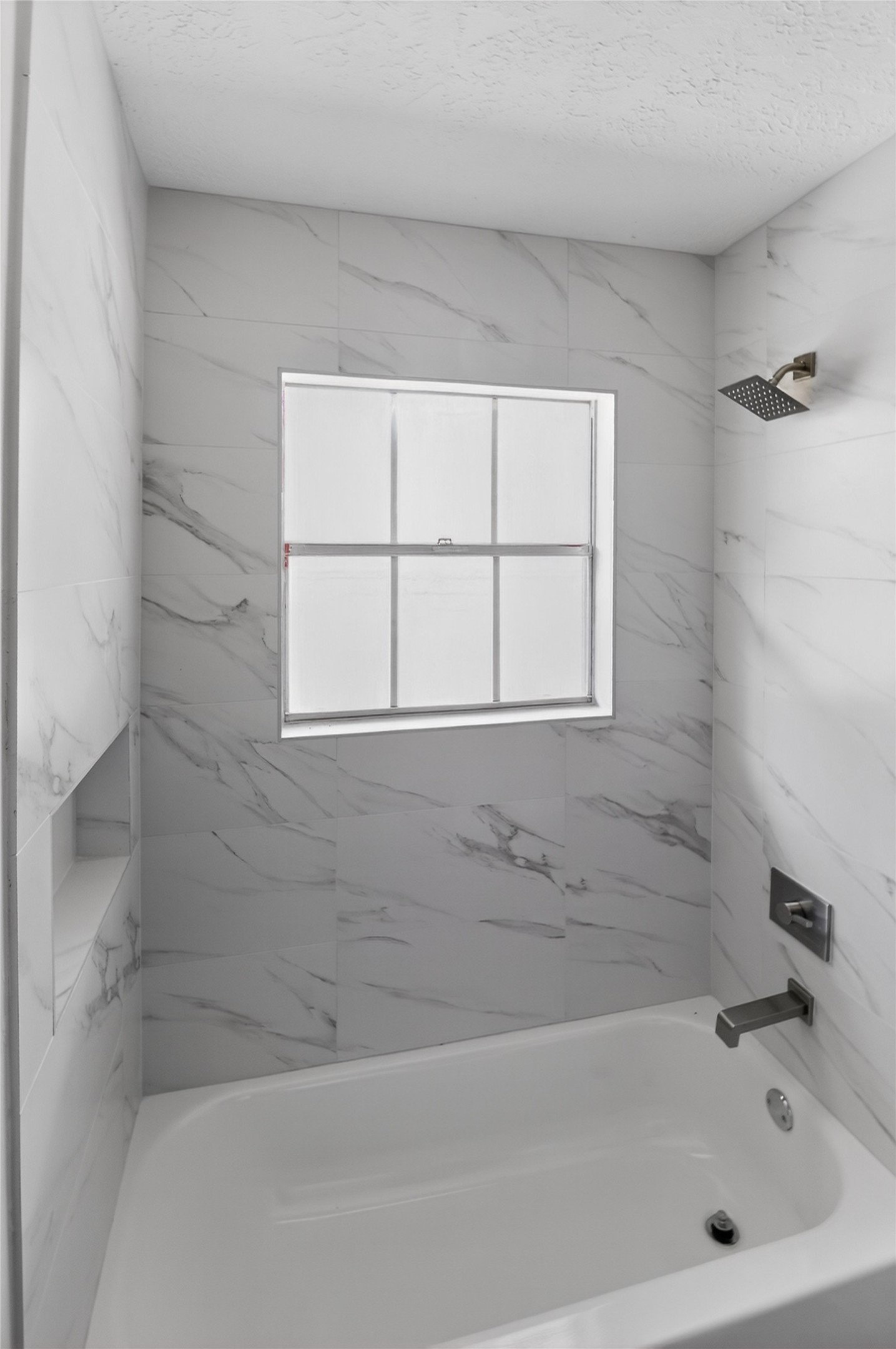 133 Cherry Tree Lane Friendswood, TX 77546 - Photo 18 of 27 a bathroom with a bathtub