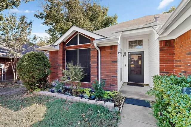 $2,200 | 821 Parkwest Boulevard, Saginaw, TX 76179