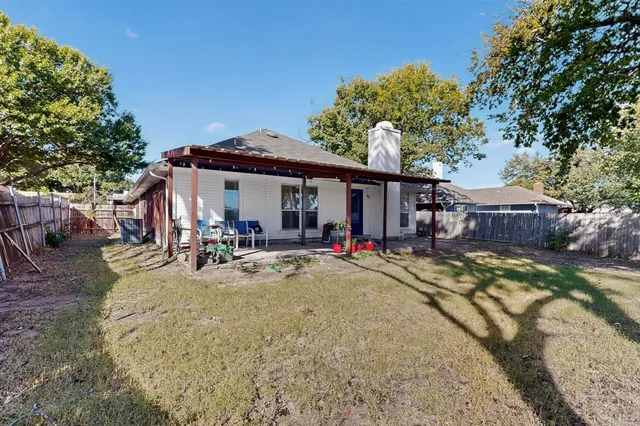 a view of a house with backyard and sitting area