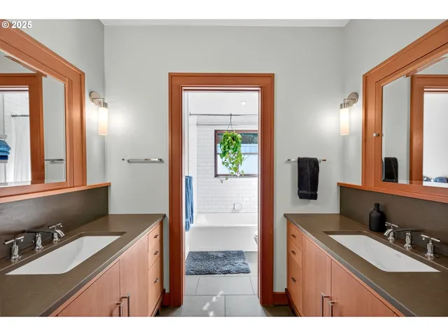 $2,400,000 | 5128 Southwest Northwood Avenue, Portland, OR 97239