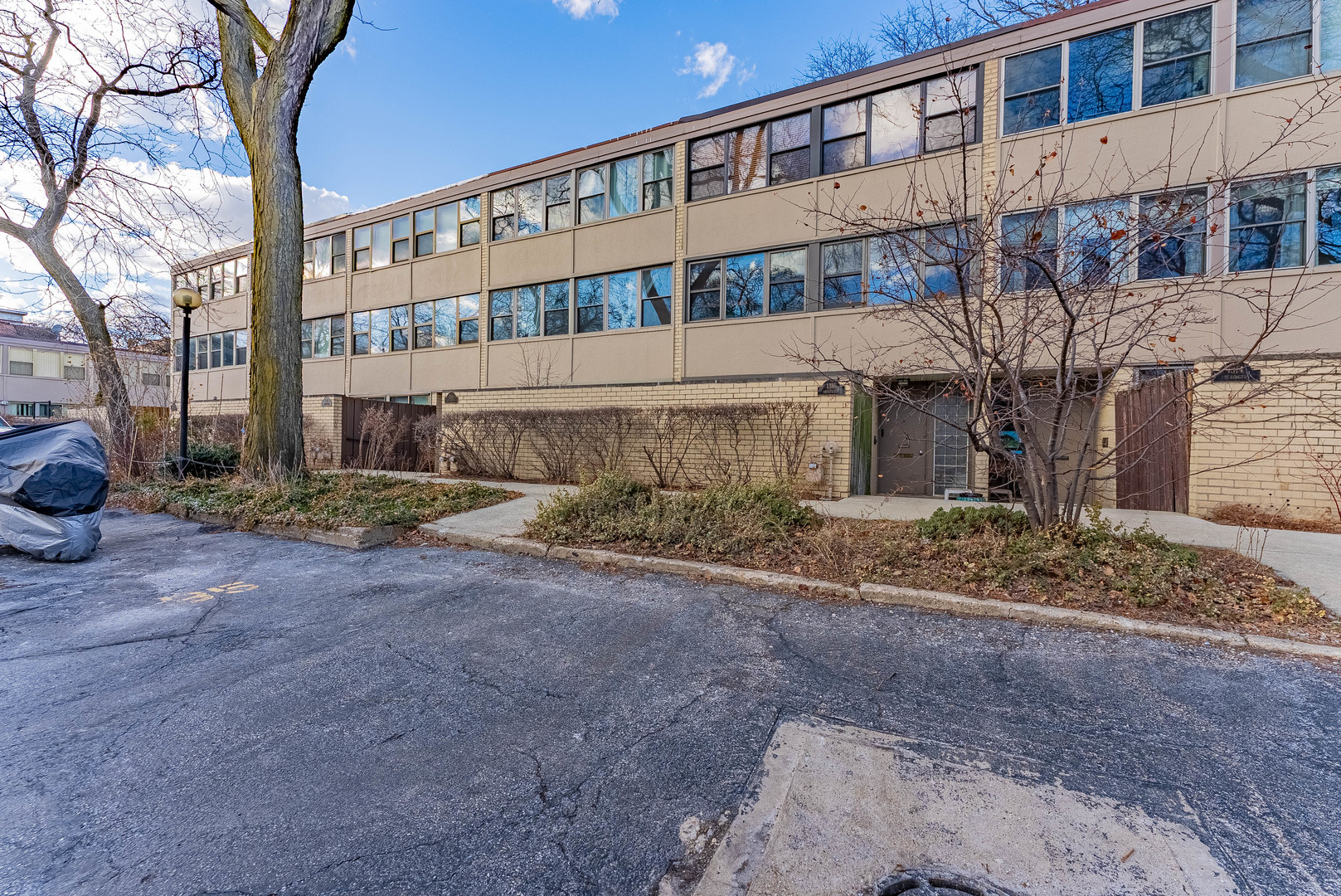 1320 West Arthington Street, Unit 1 Chicago, IL 60607 - Photo 2 of 19 a large building with a street