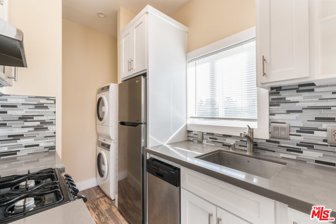 40 Westminster Avenue Venice, CA 90291 - Photo 5 of 10 a kitchen with a sink stove and refrigerator