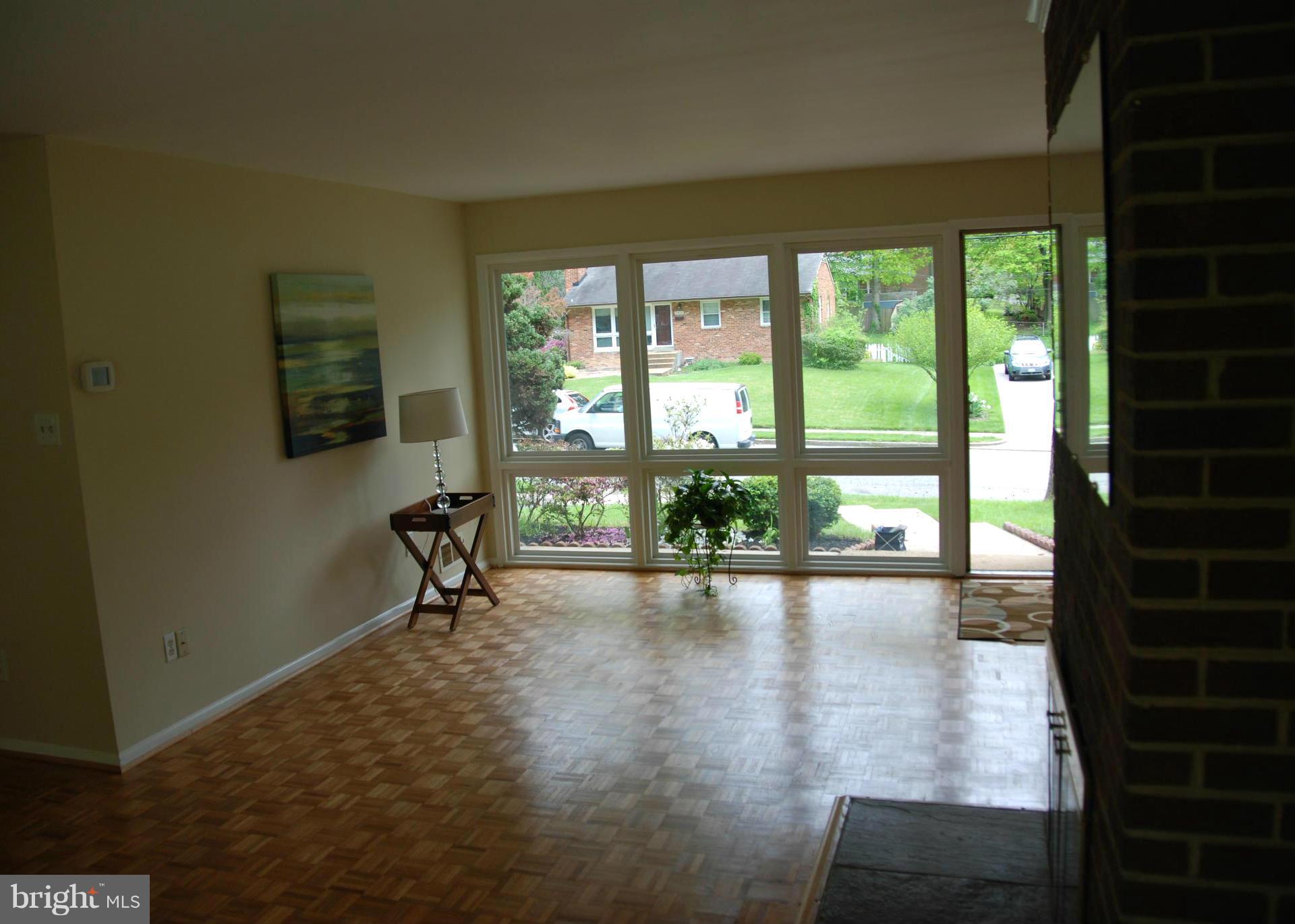 5414 Juliet Street Springfield, VA 22151 - Photo 13 of 24 Living Room