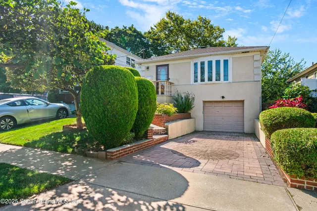 a view of a house with backyard and garden