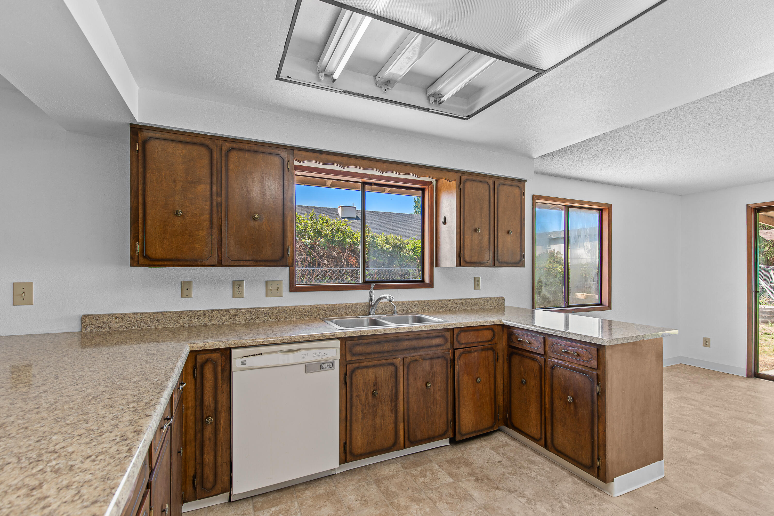 2139 Delta Waters Road Medford, OR 97504 - Photo 11 of 34 9R9A4791