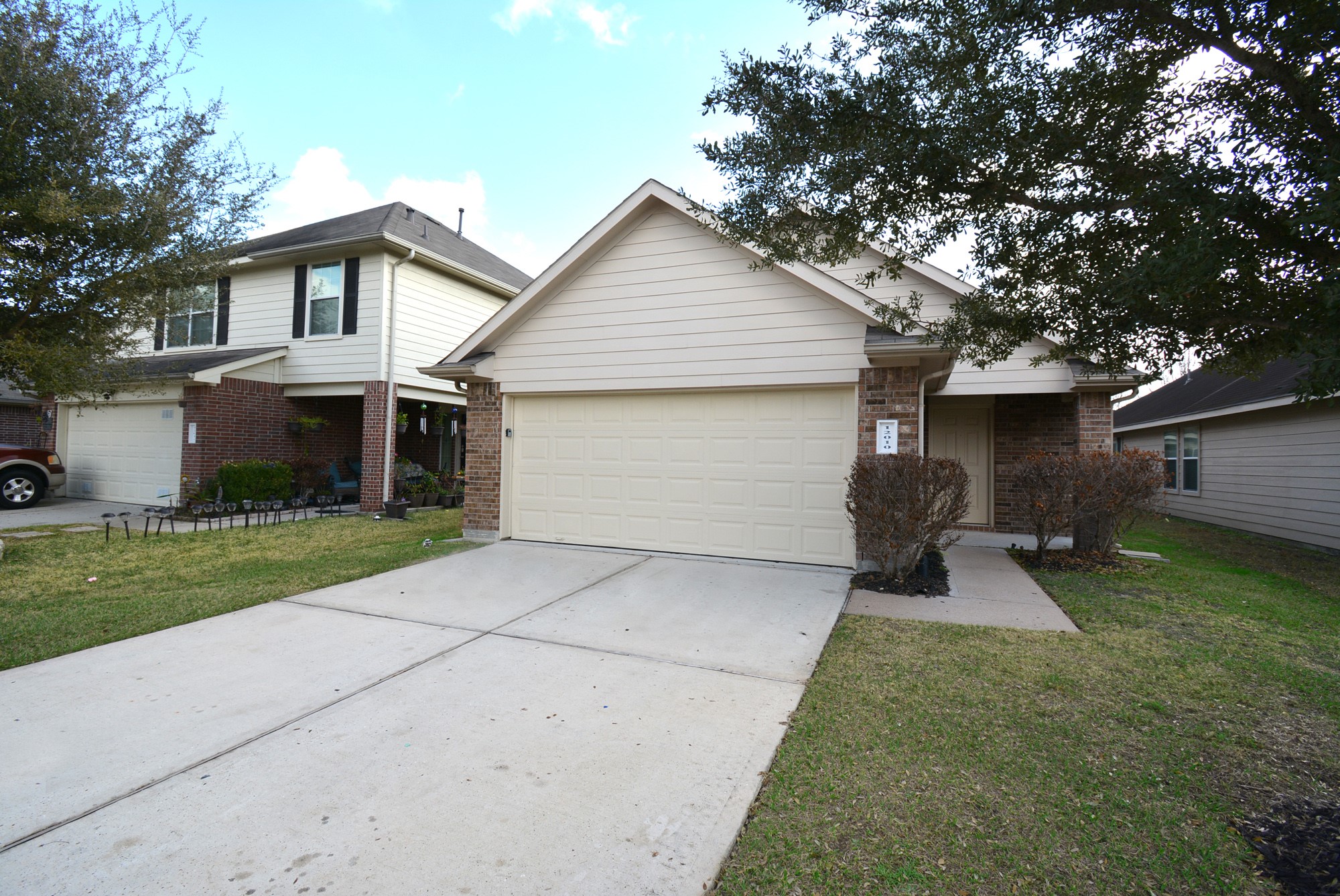 12010 Gregory Crossing Way Houston, TX 77067 - Photo 2 of 26 front view of a house with a yard