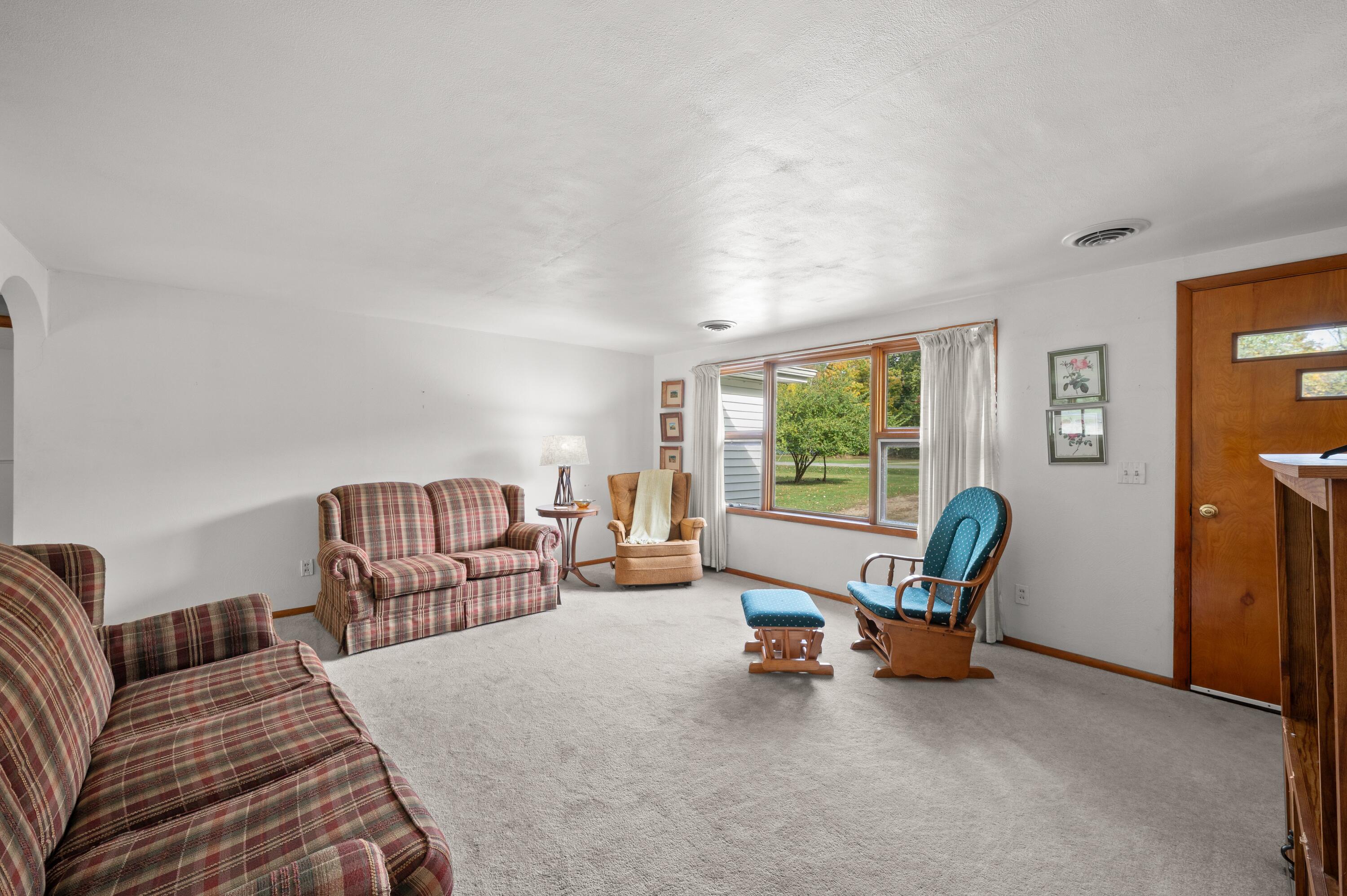 210 Beeson Road Niles, MI 49120 - Photo 8 of 37 Living Room