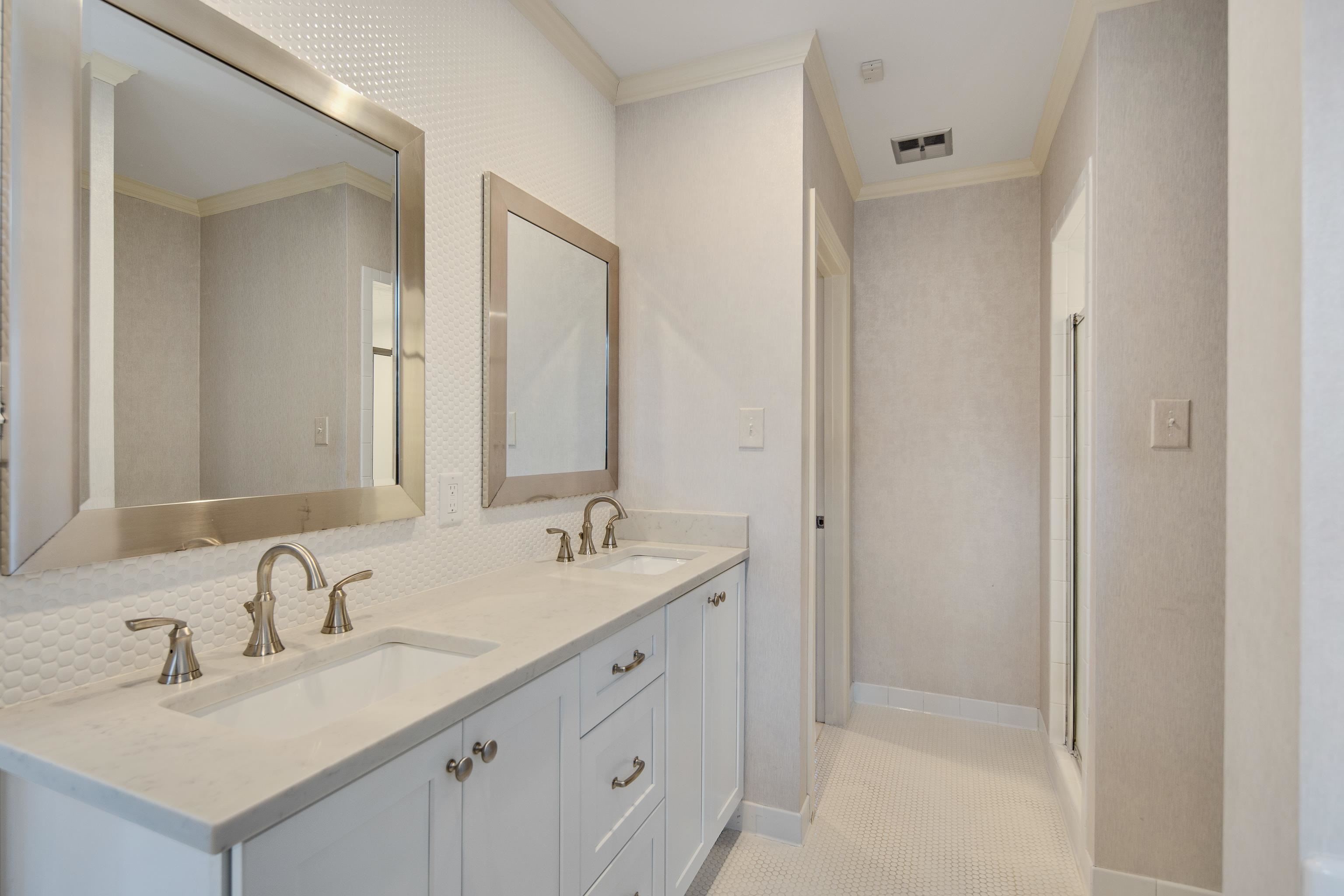 505 Goodwyn Street Memphis, TN 38111 - Photo 27 of 40 a bathroom with 2 sink and a mirror