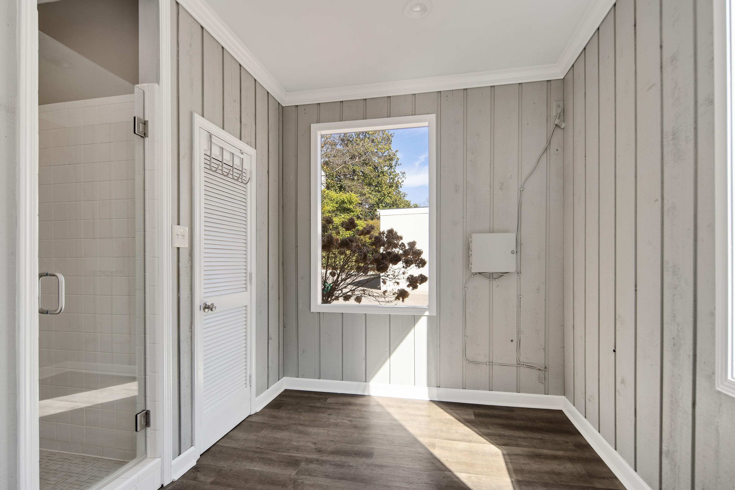 505 Goodwyn Street Memphis, TN 38111 - Photo 38 of 40 a view of a hallway with wooden floor and windows