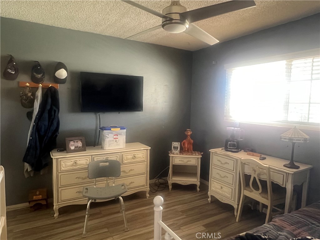 15411 Ash Street Hesperia, CA 92345 - Photo 10 of 11 a bedroom with a workspace