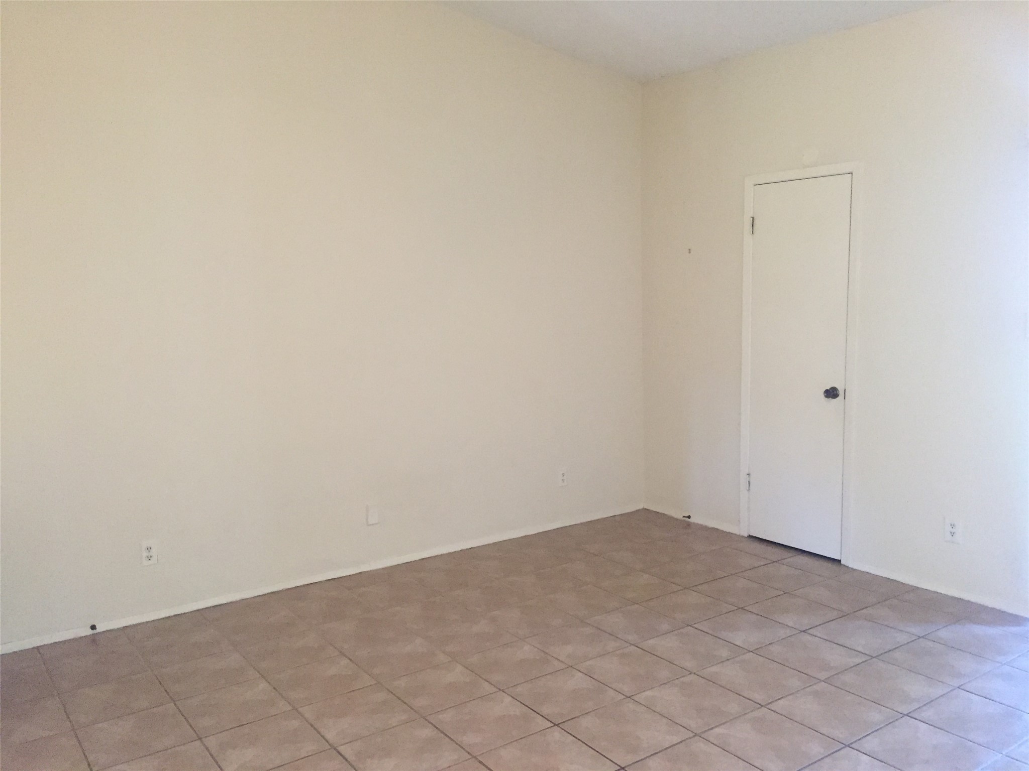 630 Maiden Lane, Unit H Austin, TX 78705 - Photo 4 of 8 Spare room with light tile patterned floors