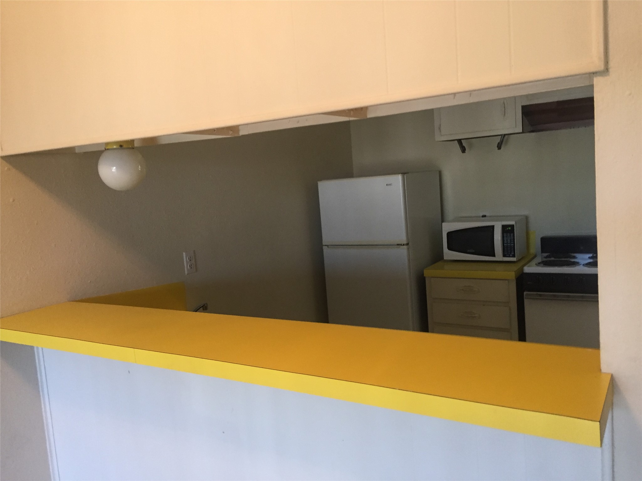 630 Maiden Lane, Unit H Austin, TX 78705 - Photo 6 of 8 Kitchen with white appliances and light countertops