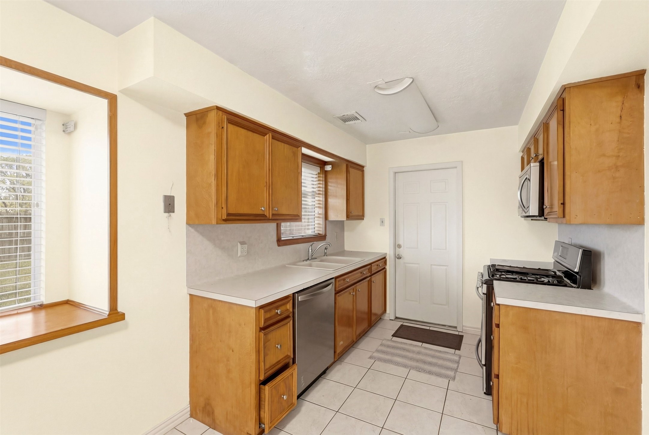 703 Overbluff Street Channelview, TX 77530 - Photo 12 of 24