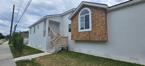 a view of a house with a yard