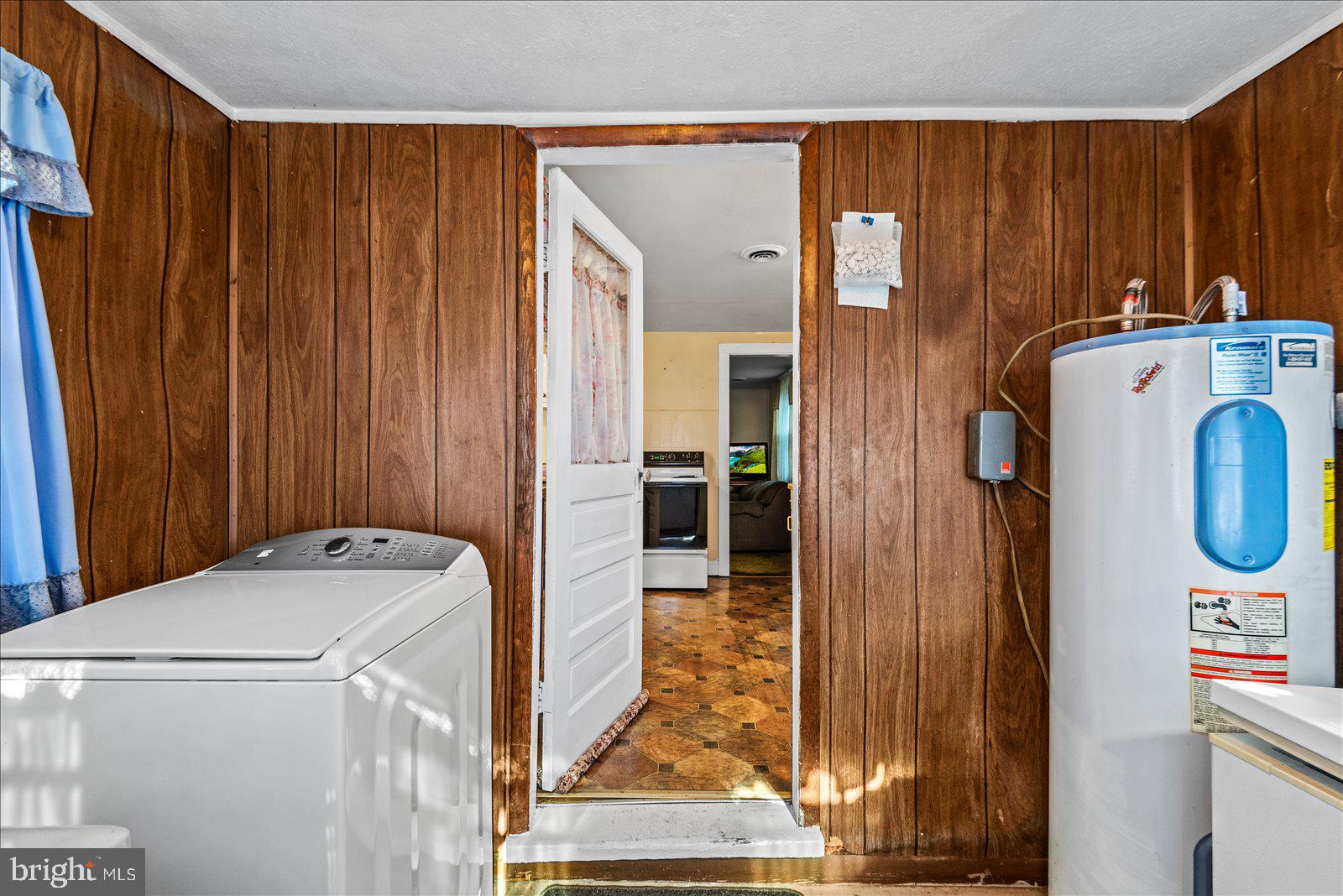 140 Barrett Heights Road Stafford, VA 22554 - Photo 19 of 39 a utility room with dryer and washer