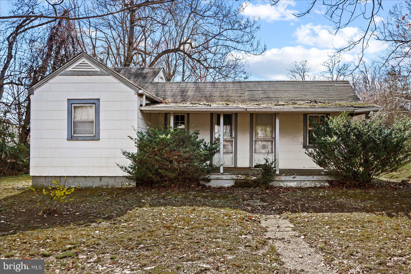 140 Barrett Heights Road Stafford, VA 22554 - Photo 2 of 39 a front view of a house with a yard