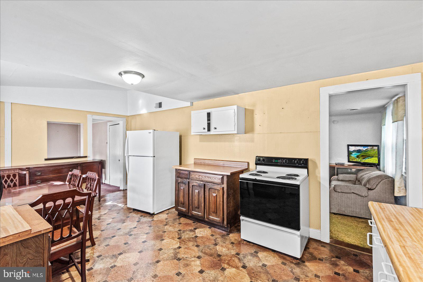 140 Barrett Heights Road Stafford, VA 22554 - Photo 5 of 39 a kitchen with stainless steel appliances granite countertop a stove a sink and a refrigerator