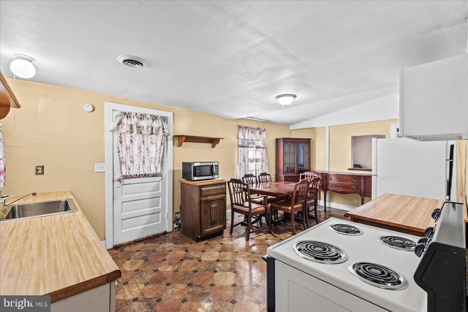 140 Barrett Heights Road Stafford, VA 22554 - Photo 6 of 39 a view of kitchen and sink