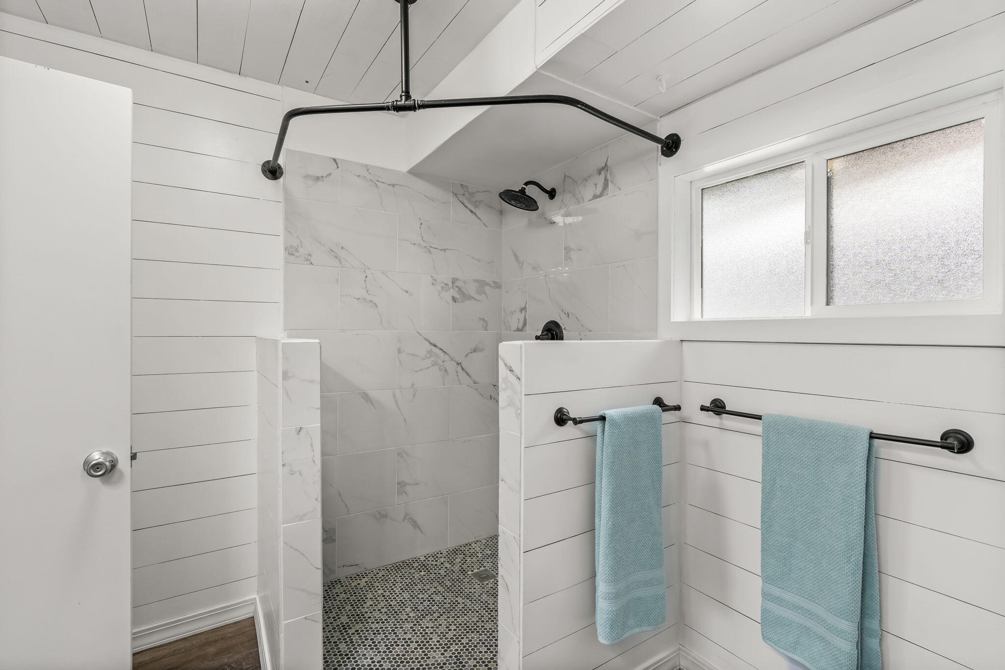 1135 South Rimrock Road Prineville, OR 97754 - Photo 15 of 37 Large walk in tile shower
