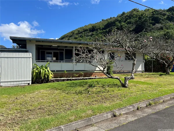a view of a house with backyard