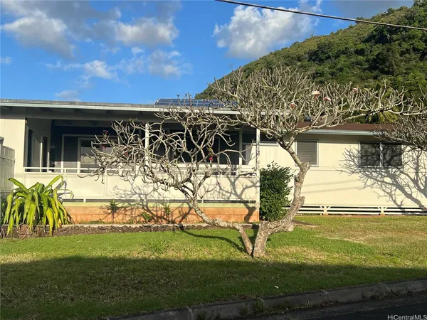 a view of a backyard