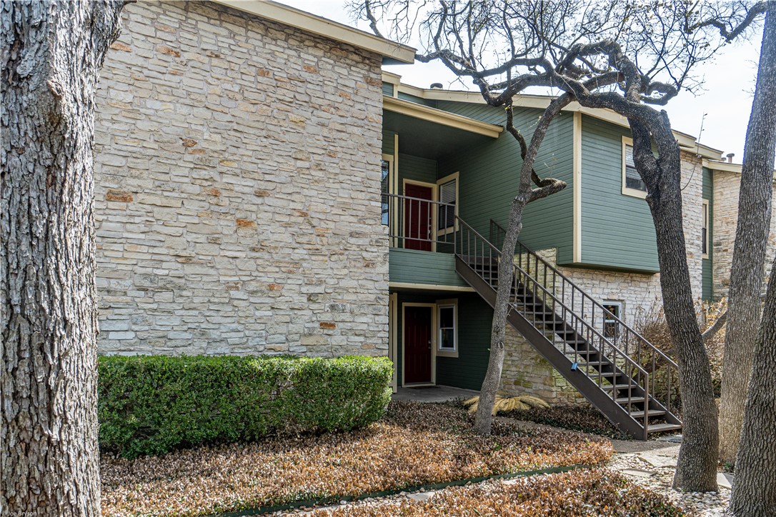 Well maintained community with plenty of huge shady oaks ("Columbia Oaks")