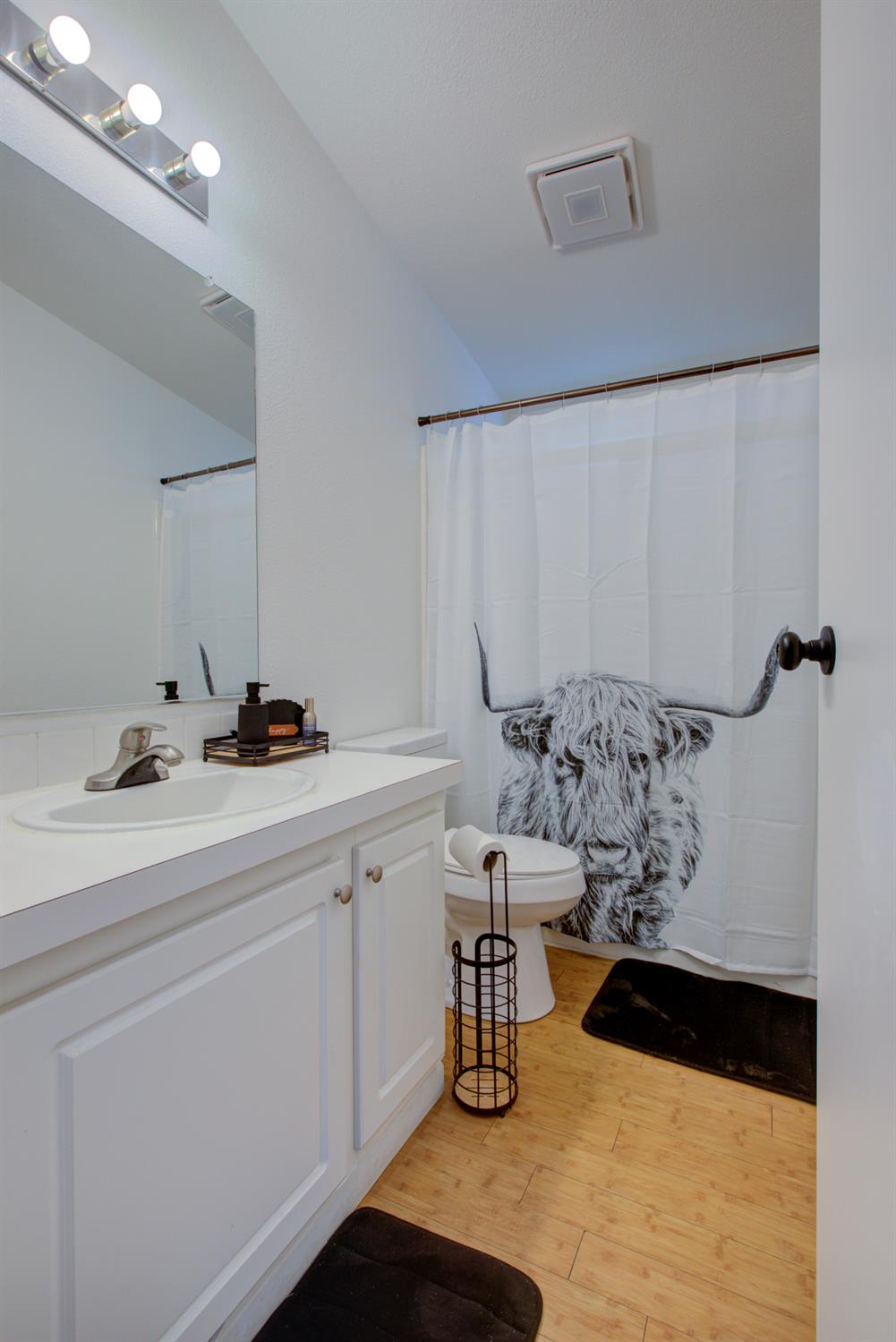6450 North Winton Way, Unit 76 Winton, CA 95301 - Photo 16 of 36 a bathroom with a sink and a mirror