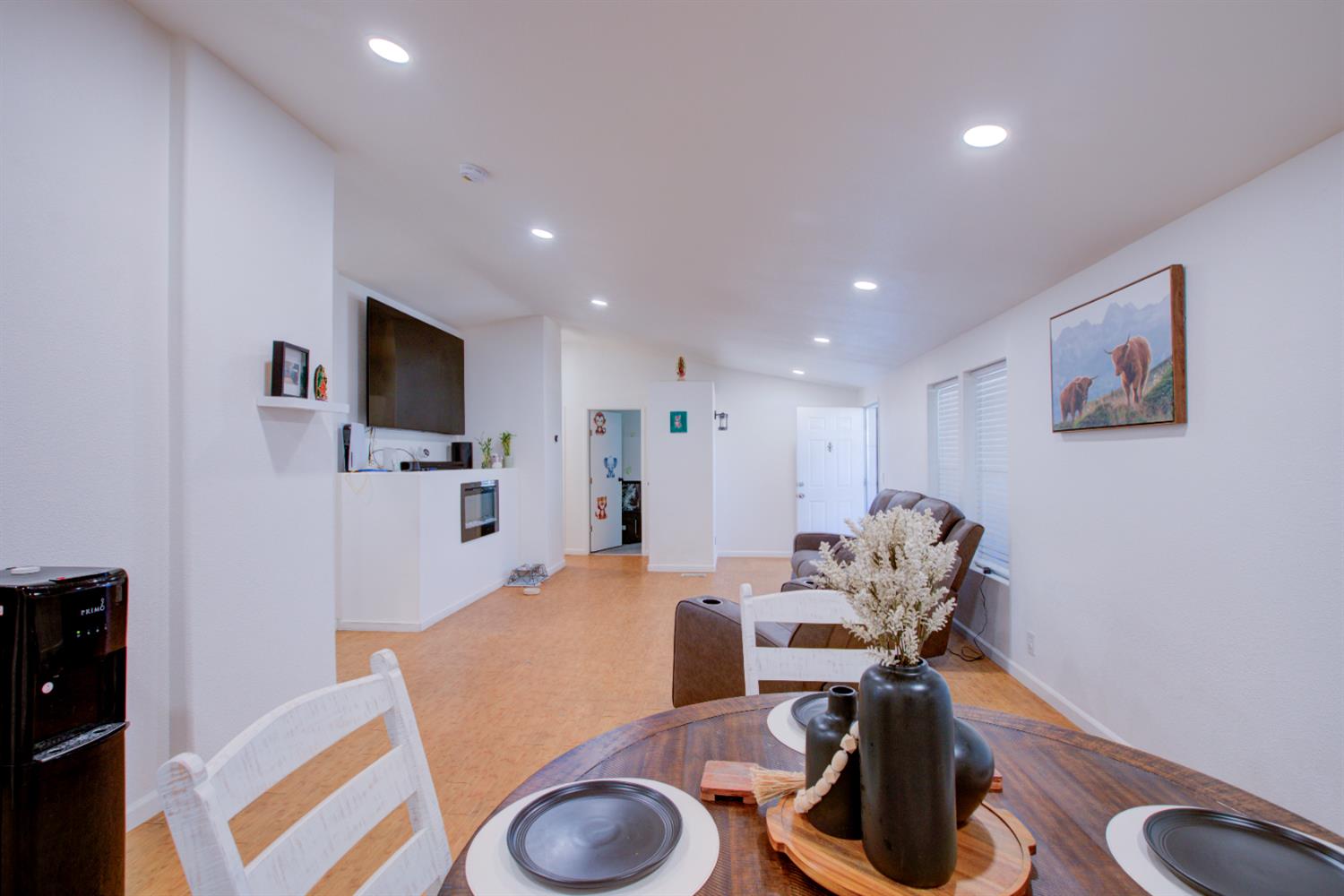 6450 North Winton Way, Unit 76 Winton, CA 95301 - Photo 19 of 36 a living room with furniture and a flat screen tv