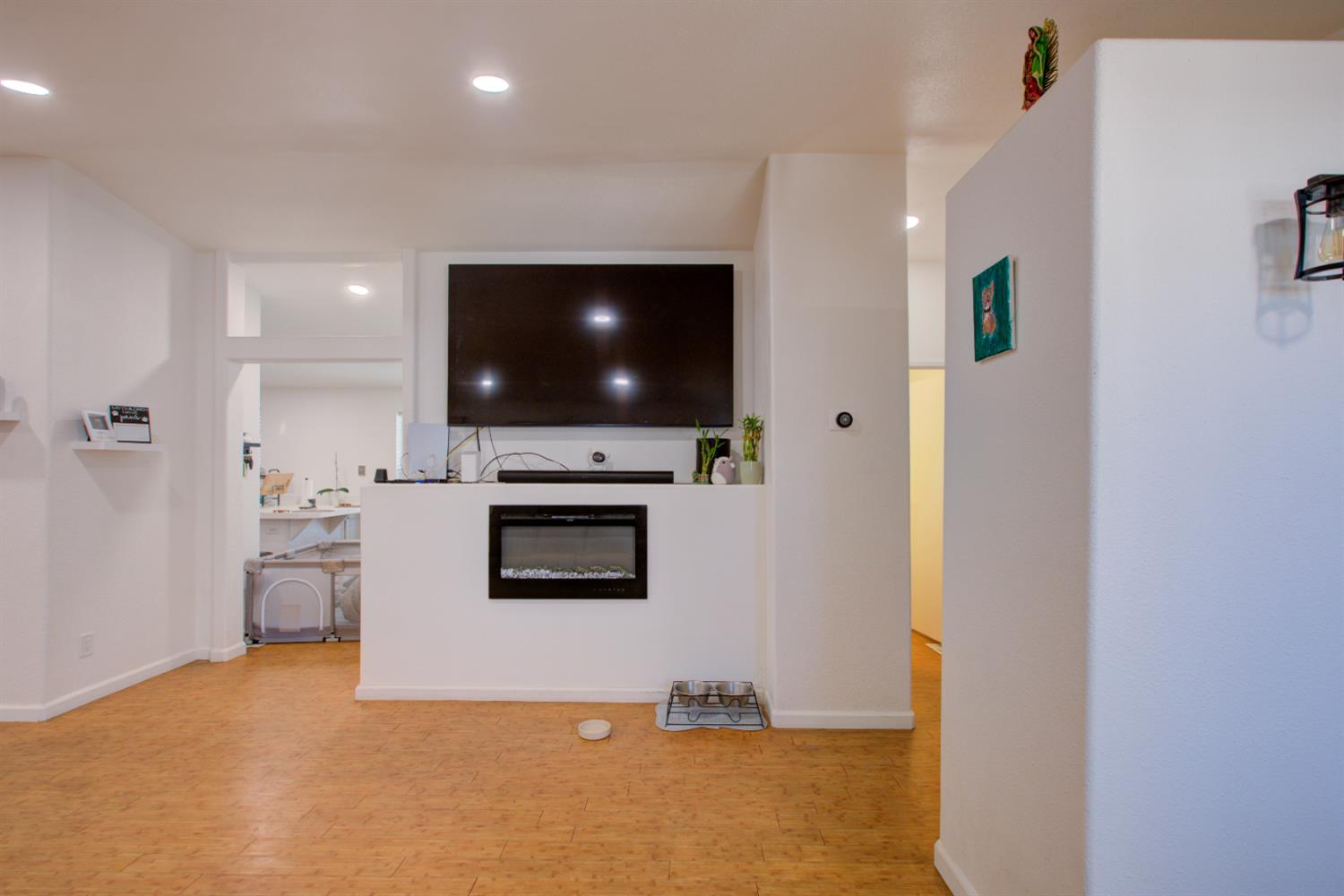 6450 North Winton Way, Unit 76 Winton, CA 95301 - Photo 21 of 36 a living room with furniture and a flat screen tv