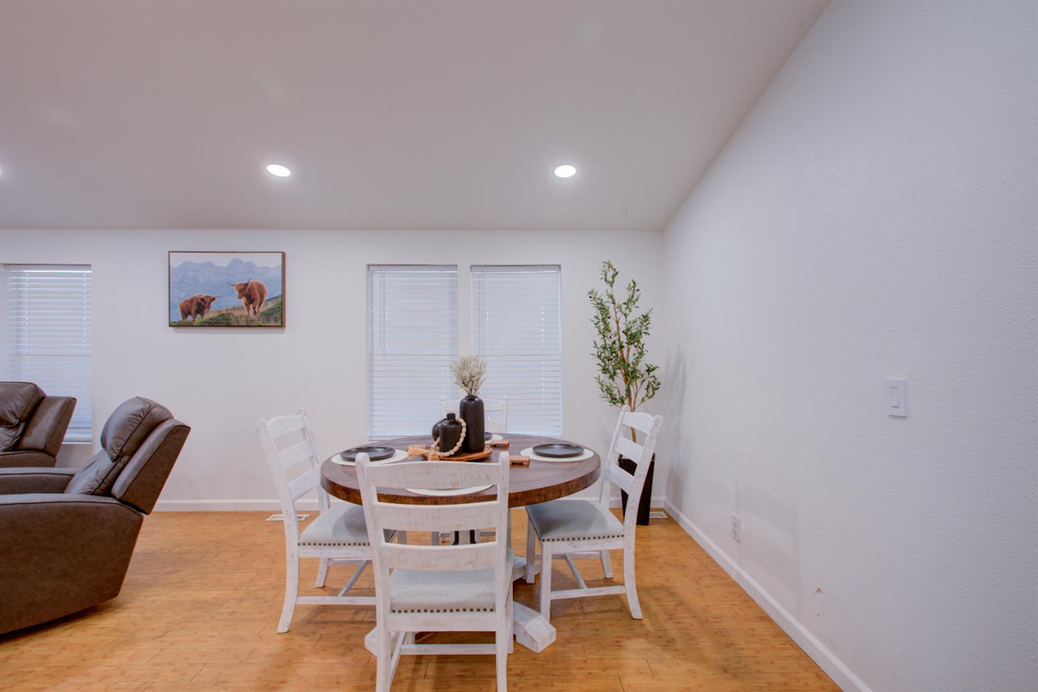 6450 North Winton Way, Unit 76 Winton, CA 95301 - Photo 7 of 36 a dining room with furniture and a potted plant