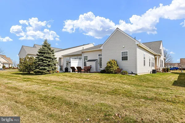 a view of a house with backyard and garden