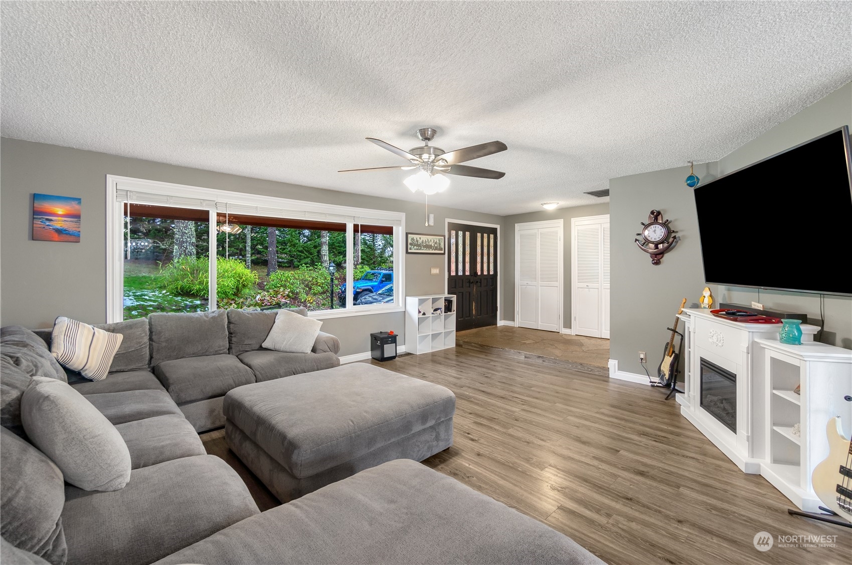 2712 Seminary Hill Road Centralia, WA 98531 - Photo 15 of 40 a living room with furniture and a flat screen tv