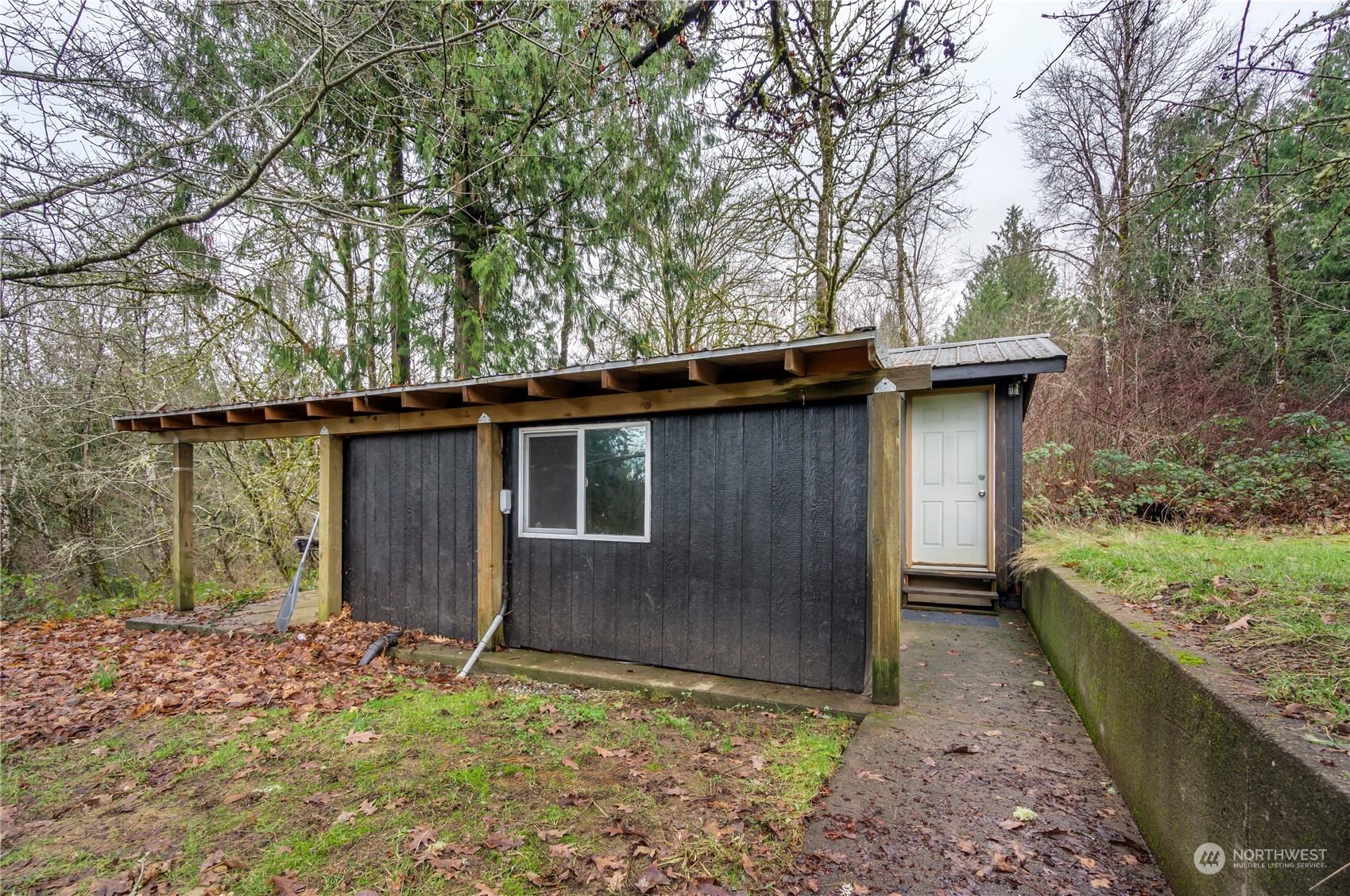 2712 Seminary Hill Road Centralia, WA 98531 - Photo 34 of 40 a backyard of a house with lots of green space