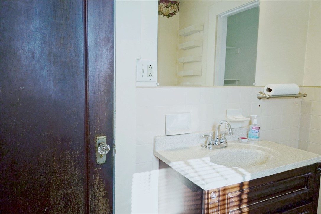 115-117 Genesee Park Boulevard Rochester, NY 14611 - Photo 16 of 50 3 bedroom unit bathroom