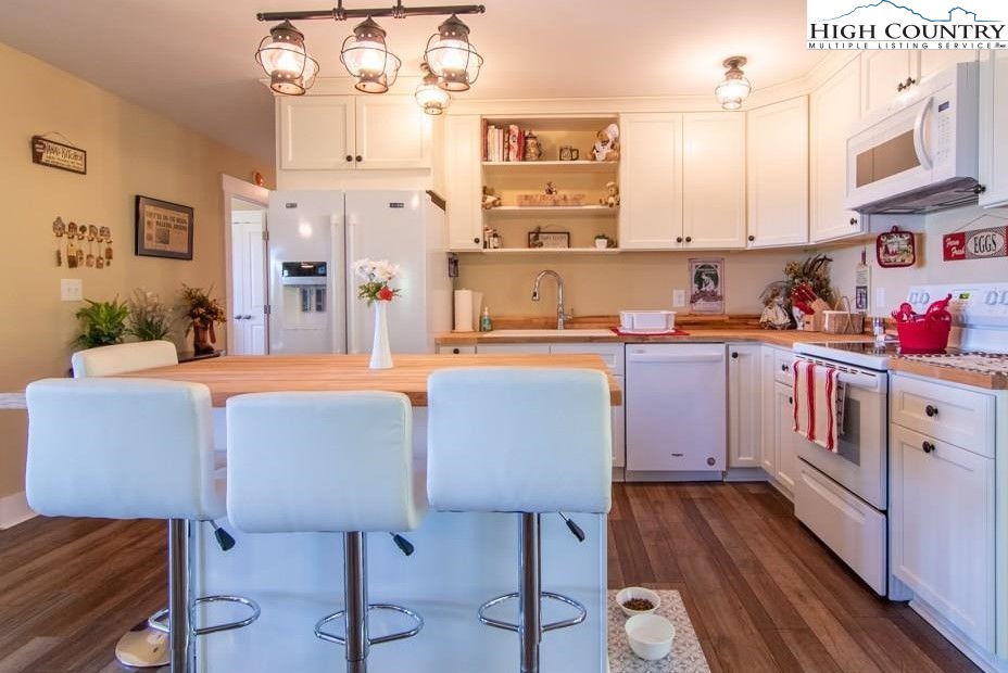 906 Collins Road Sparta, NC 28675 - Photo 5 of 43 Gallery Image 5