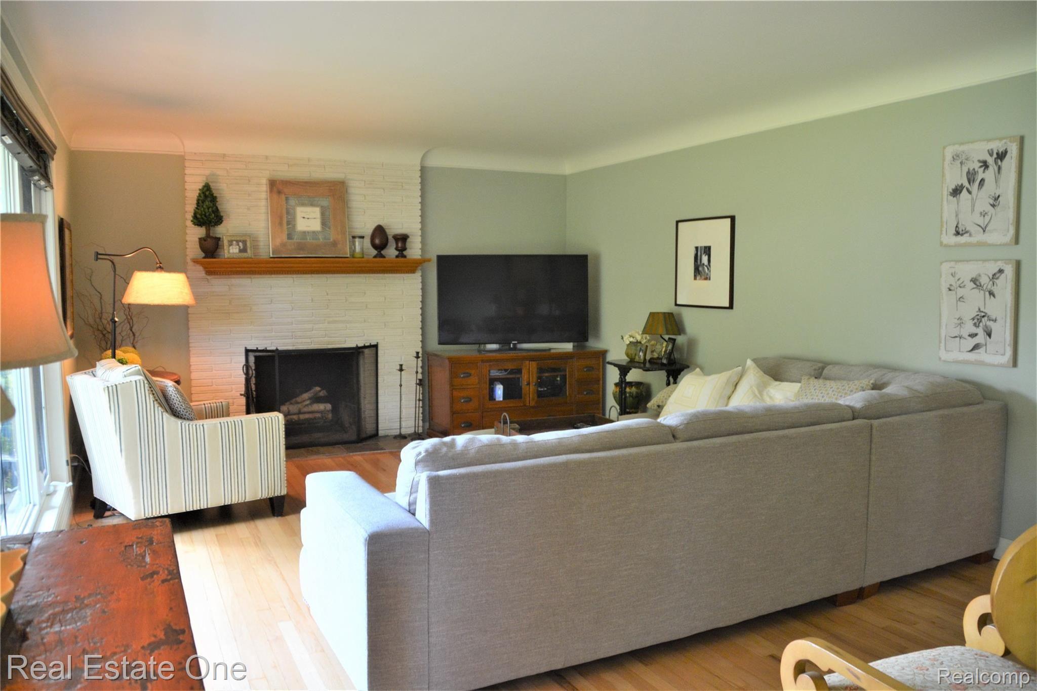 345 Willow Tree Lane Rochester, MI 48306 - Photo 3 of 17 DSC_3723 (2).JPG