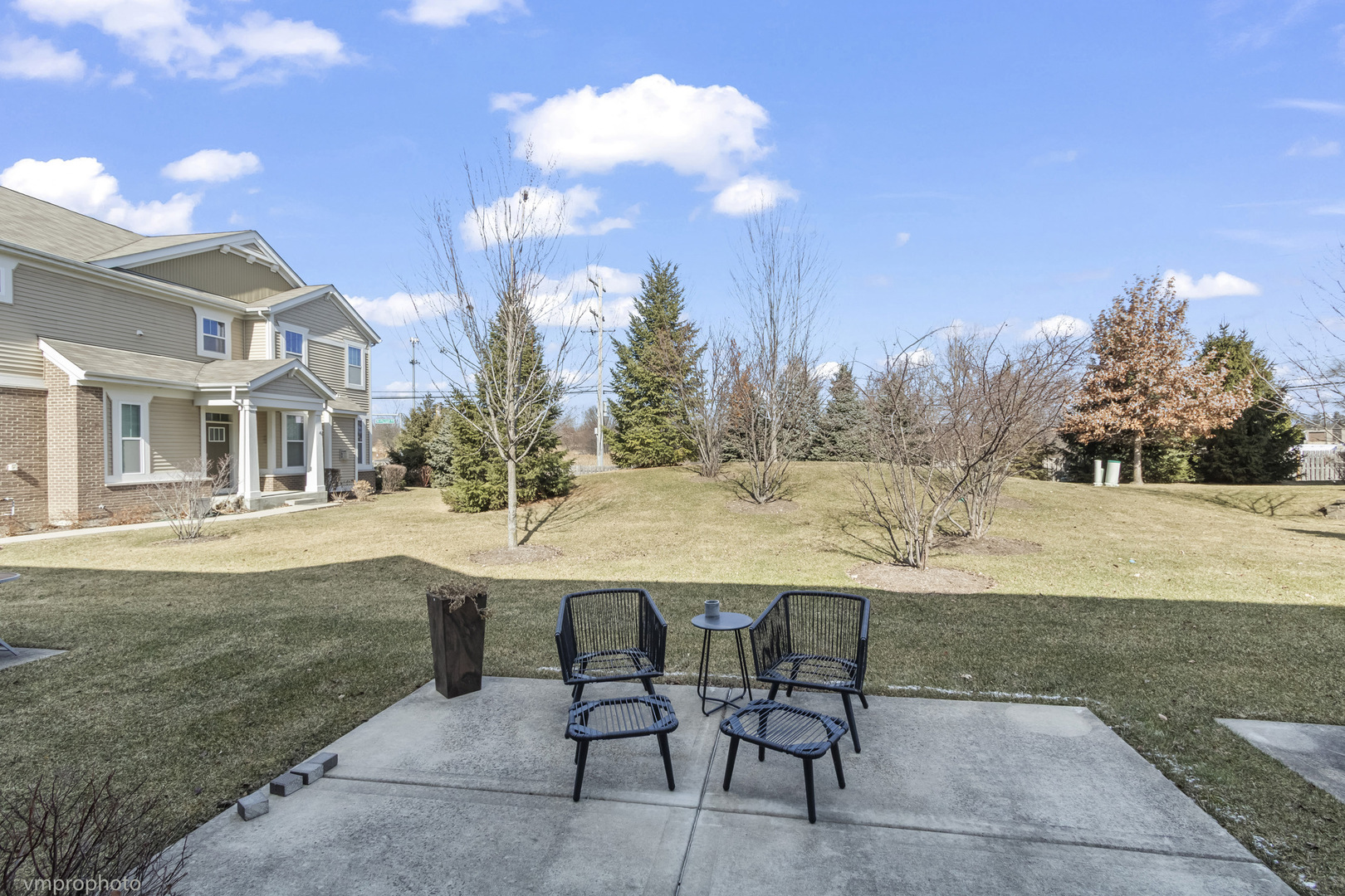 28 East Moseley Road Palatine, IL 60074 - Photo 21 of 25 a view of an outdoor space and yard