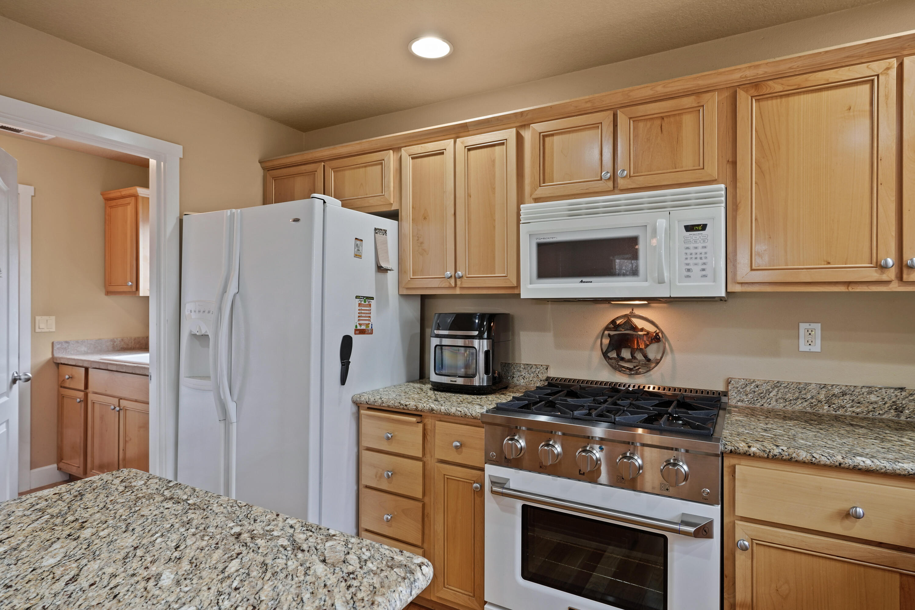 61480 Brosterhous Road Bend, OR 97702 - Photo 17 of 27 DSC04682