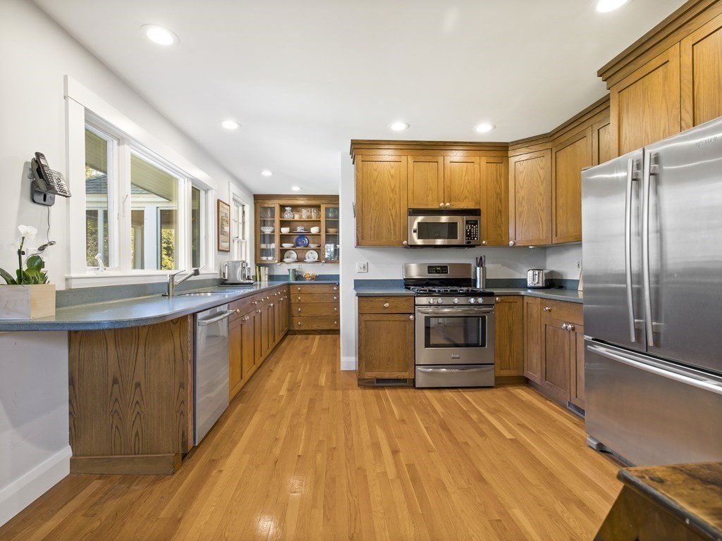 38 Dover Road Wellesley, MA 02482 - Photo 10 of 22