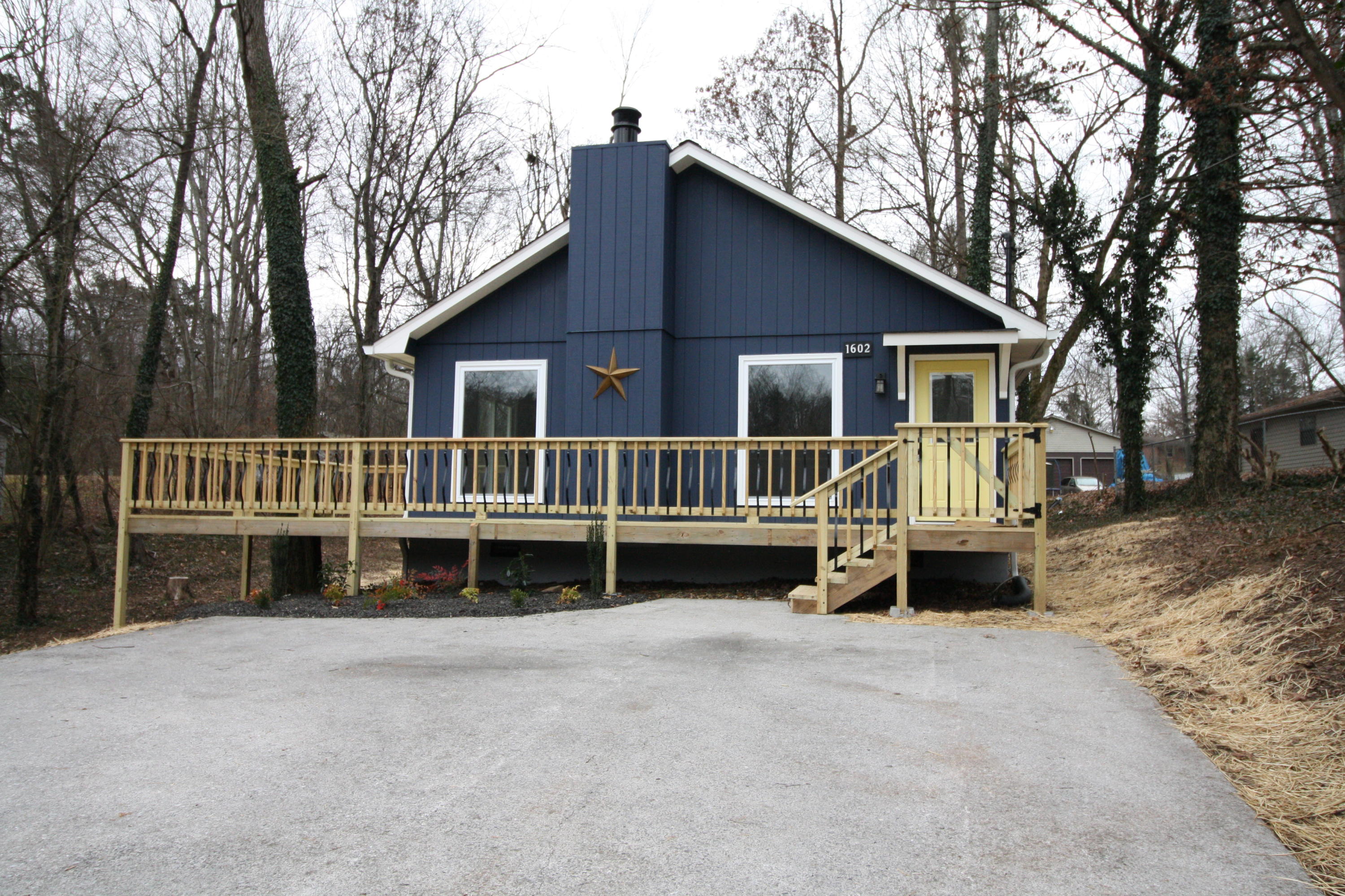 1602 Wilson Road Knoxville, TN 37912 - Photo 2 of 26 IMG_6832