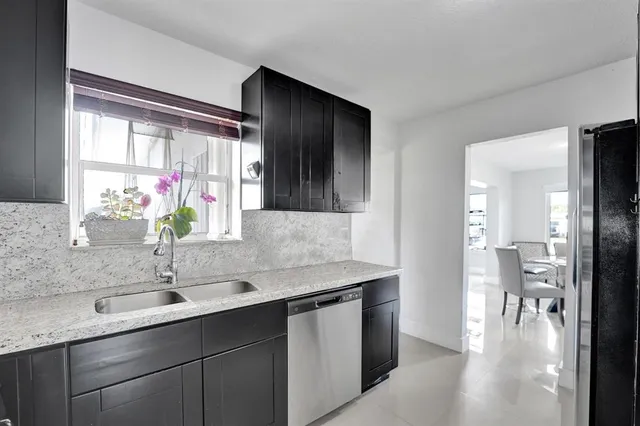 a view of a house with backyard