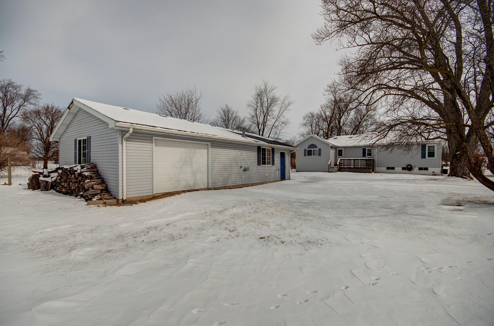 1168 South 5000W Road Kankakee, IL 60901 - Photo 3 of 30 a view of garage and yard