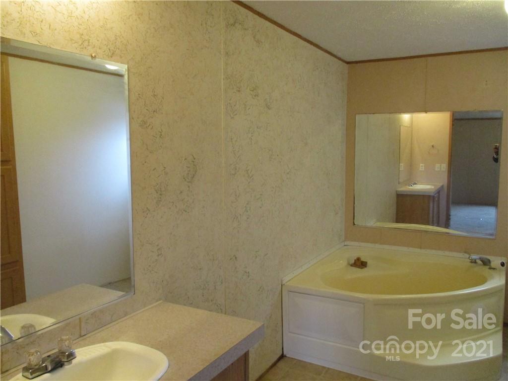 388 Richards Ridge Canton, NC 28716 - Photo 5 of 22