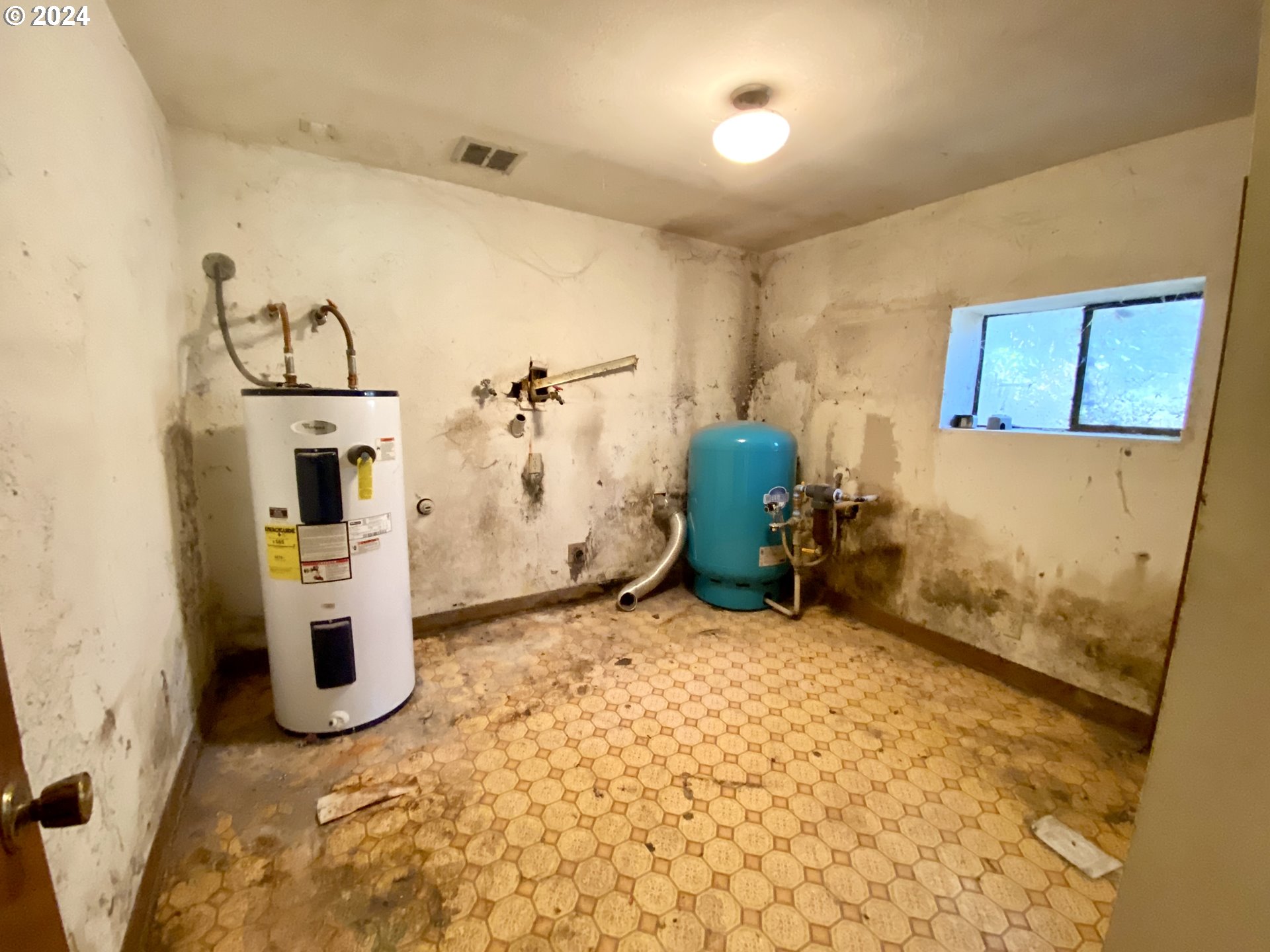 10909 South Ridgetop Drive Molalla, OR 97038 - Photo 11 of 28 a view of a storage & utility room with a sink