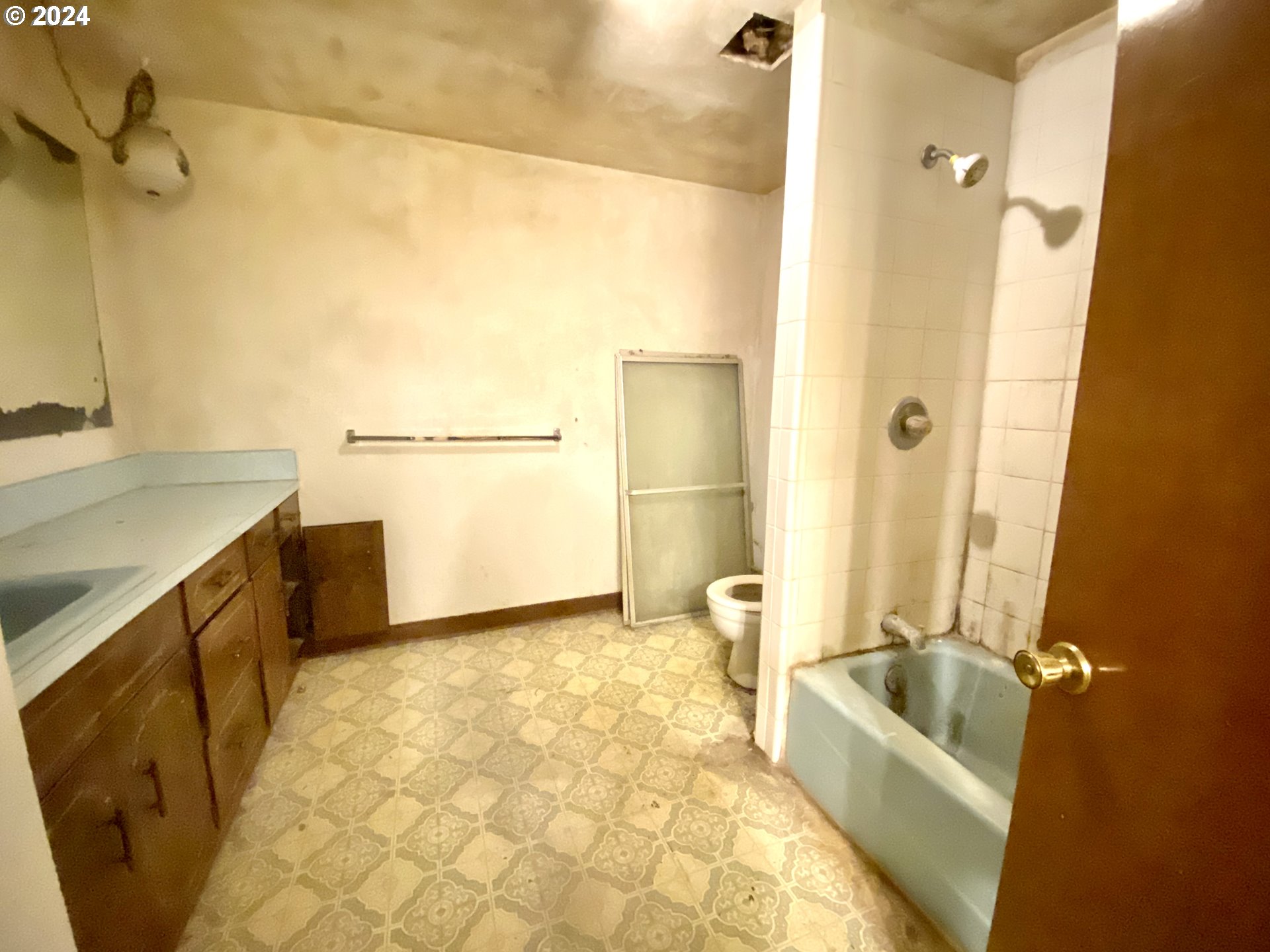10909 South Ridgetop Drive Molalla, OR 97038 - Photo 12 of 28 a bathroom with a tub a sink a toilet and a shower