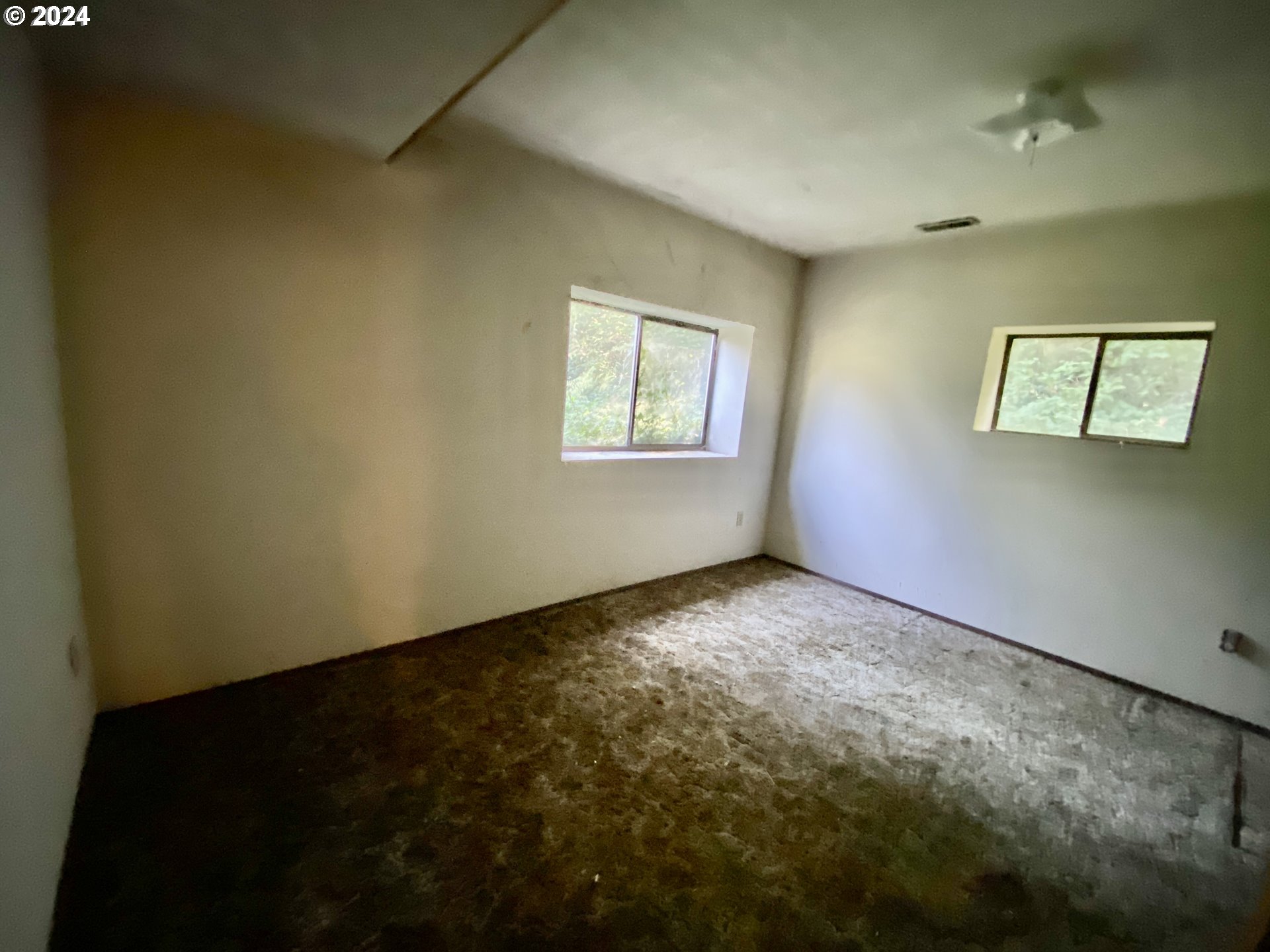 10909 South Ridgetop Drive Molalla, OR 97038 - Photo 15 of 28 a view of an empty room with window
