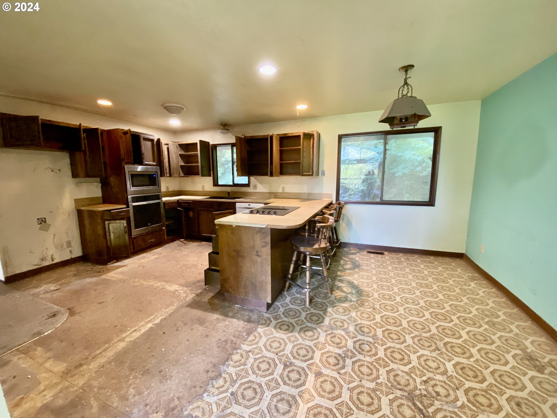 10909 South Ridgetop Drive Molalla, OR 97038 - Photo 3 of 28 a kitchen with stainless steel appliances granite countertop a sink stove and refrigerator
